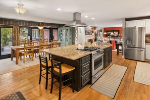 冰箱、微波炉、烤箱、炉灶