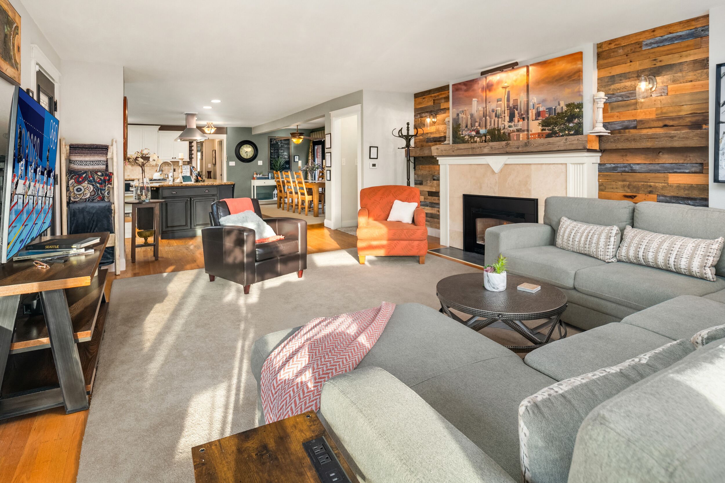 Luxury 4 bd/3ba Family Home near Ocean, Airport,  & Seattle XL yard w/sportcourt