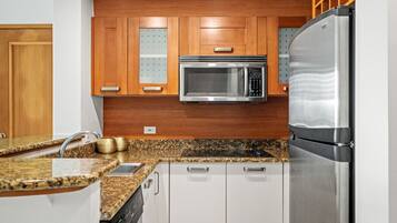 Refrigerador, microondas, parrilla de estufa y lavavajillas