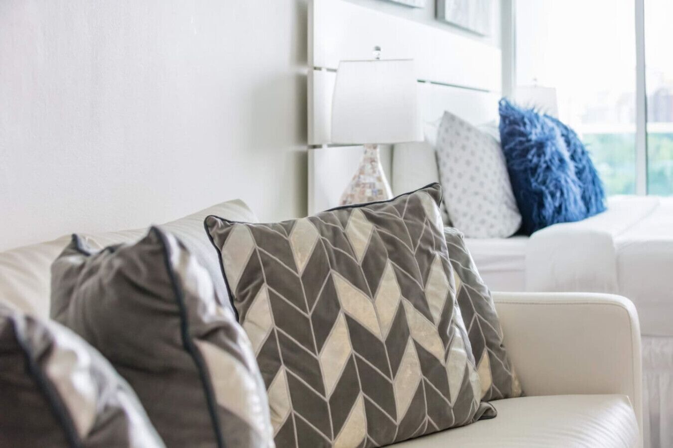 Tabla de planchar con plancha, wifi y ropa de cama 
