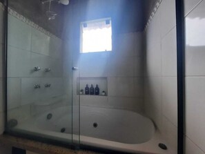 Tina de hidromasaje, secadora de cabello, jabón, shampoo 