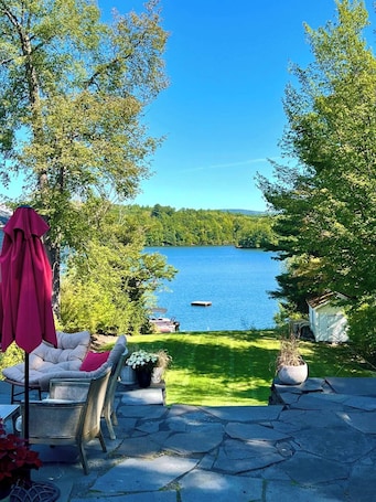 施設の敷地. A spectacularly charming LAKE HOUSE on gorgeous Burden Lake!
