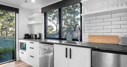 Tallwood Canopy - overlooking Narrawallee Beach!