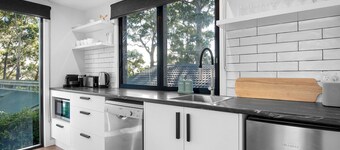 Tallwood Canopy - overlooking Narrawallee Beach!