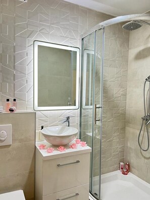 Dusche, Haartrockner, Handtücher