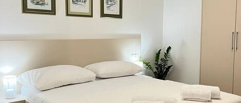 Ferros/tábuas de passar roupa, acesso à internet, roupa de cama