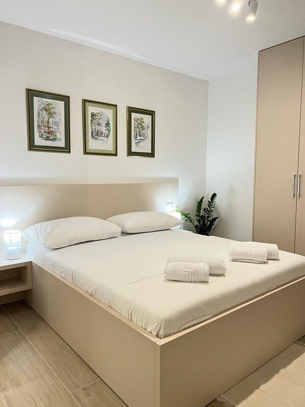 Iron/ironing board, Internet, bed sheets - Apartments Jelena - Studio Apartment (Dubrovnik)