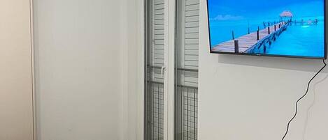 Iron/ironing board, Internet, bed sheets