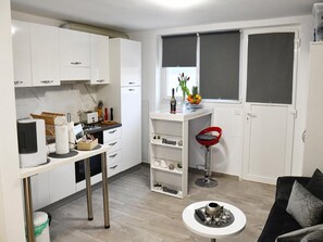 Kühlschrank, Ofen, Herdplatte, Wasserkocher mit Kaffee-/Teezubehör