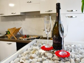 Kühlschrank, Ofen, Herdplatte, Wasserkocher mit Kaffee-/Teezubehör