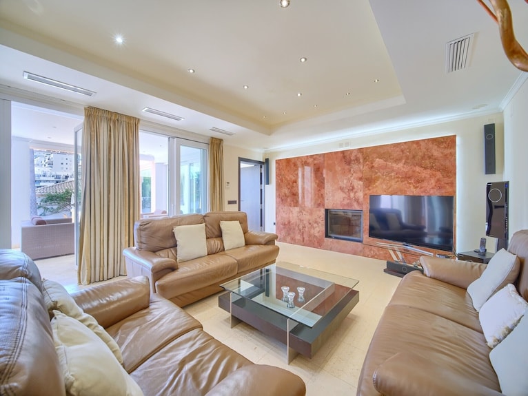 Majestic Costa De Sol Villa | 4 Bedrooms | Villa Jordania | Close To Beach - Sitio de Calahonda