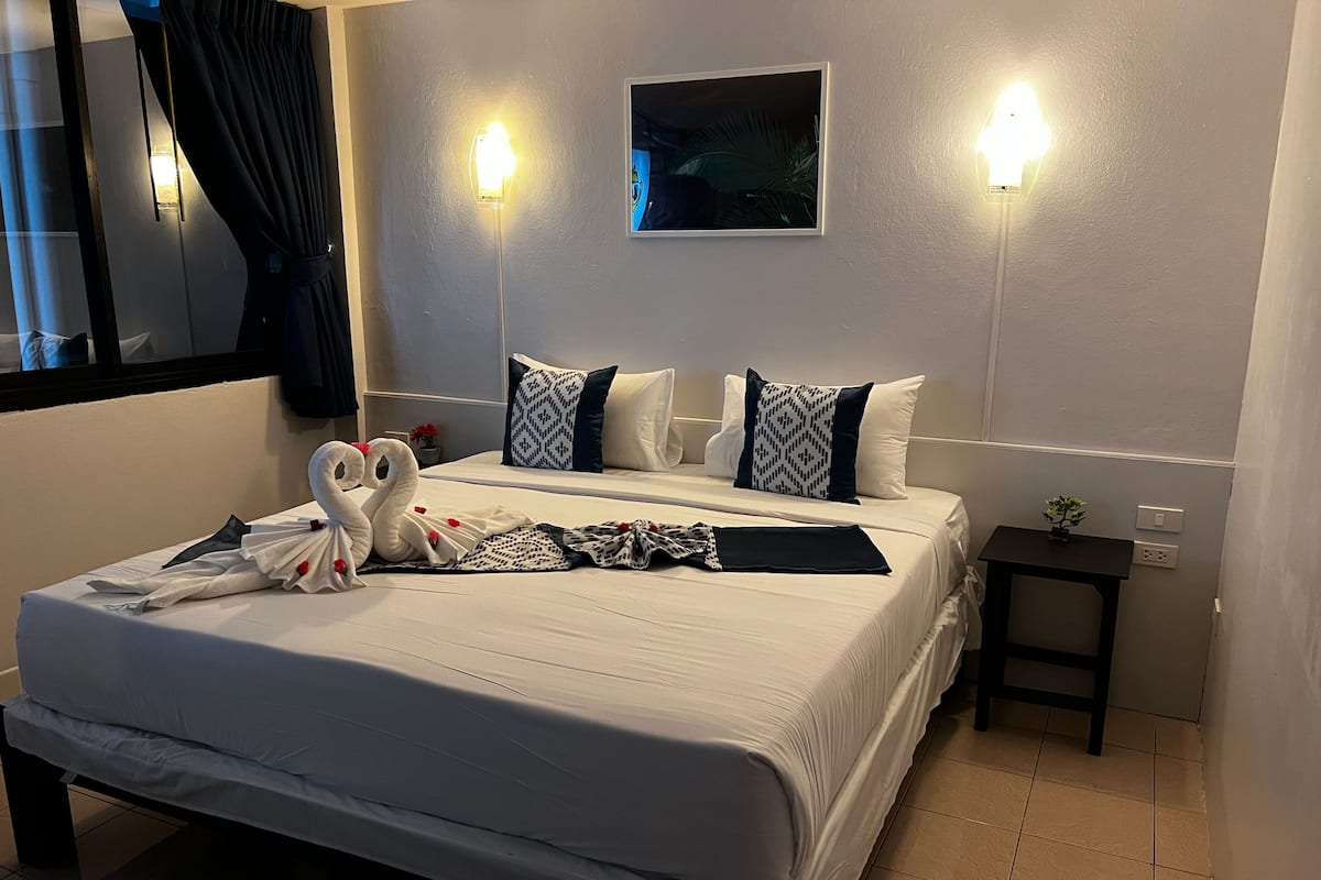 Comfort Double Room | In-room safe, free WiFi, bed sheets