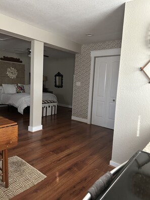 1 habitación, tabla de planchar con plancha, wifi gratis y ropa de cama 