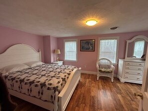 3 habitaciones, tabla de planchar con plancha, wifi y ropa de cama