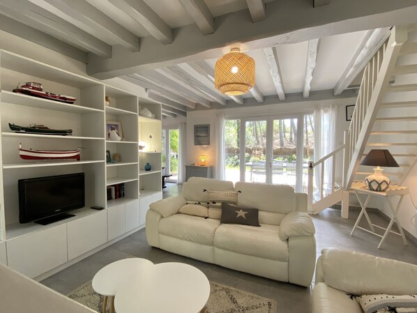 TV, fireplace, offices