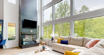 Newly built mtn.-view home w/ hot tub, games, grill, & free attraction tickets
