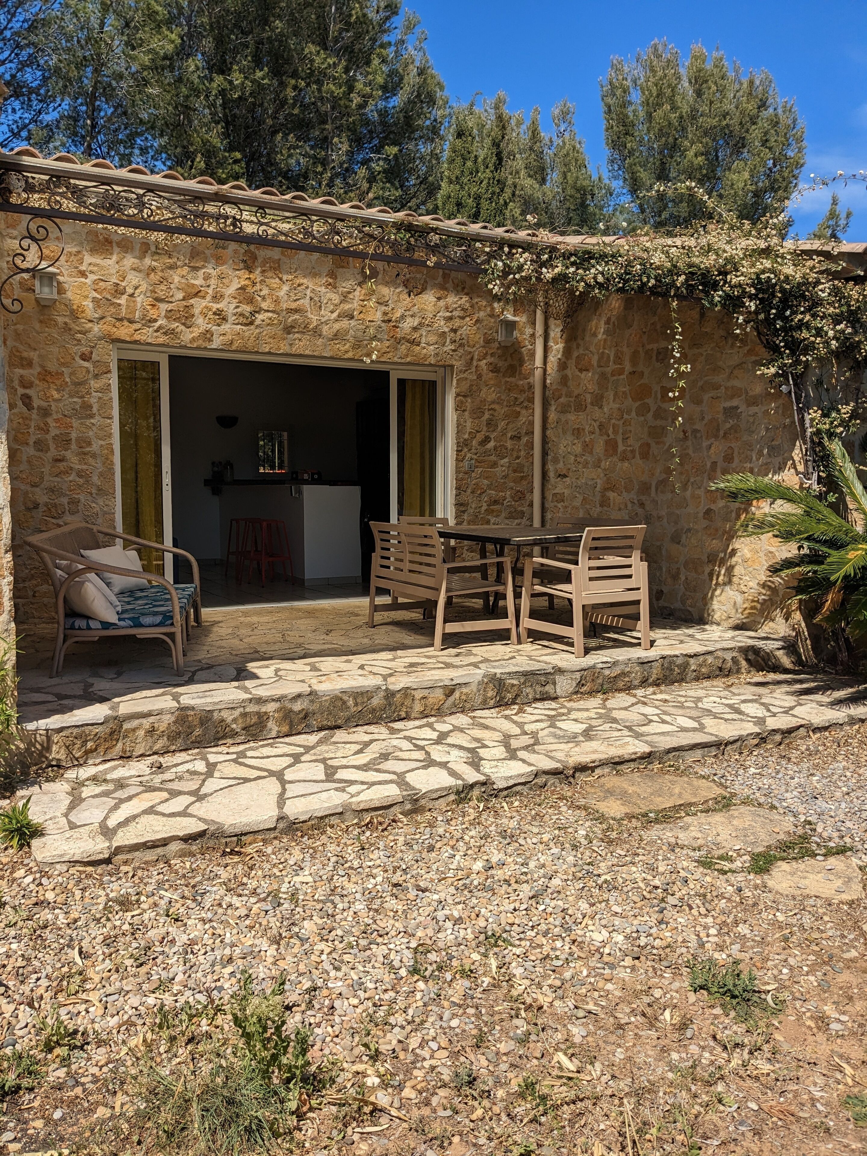 تناول الطعام بالخارج