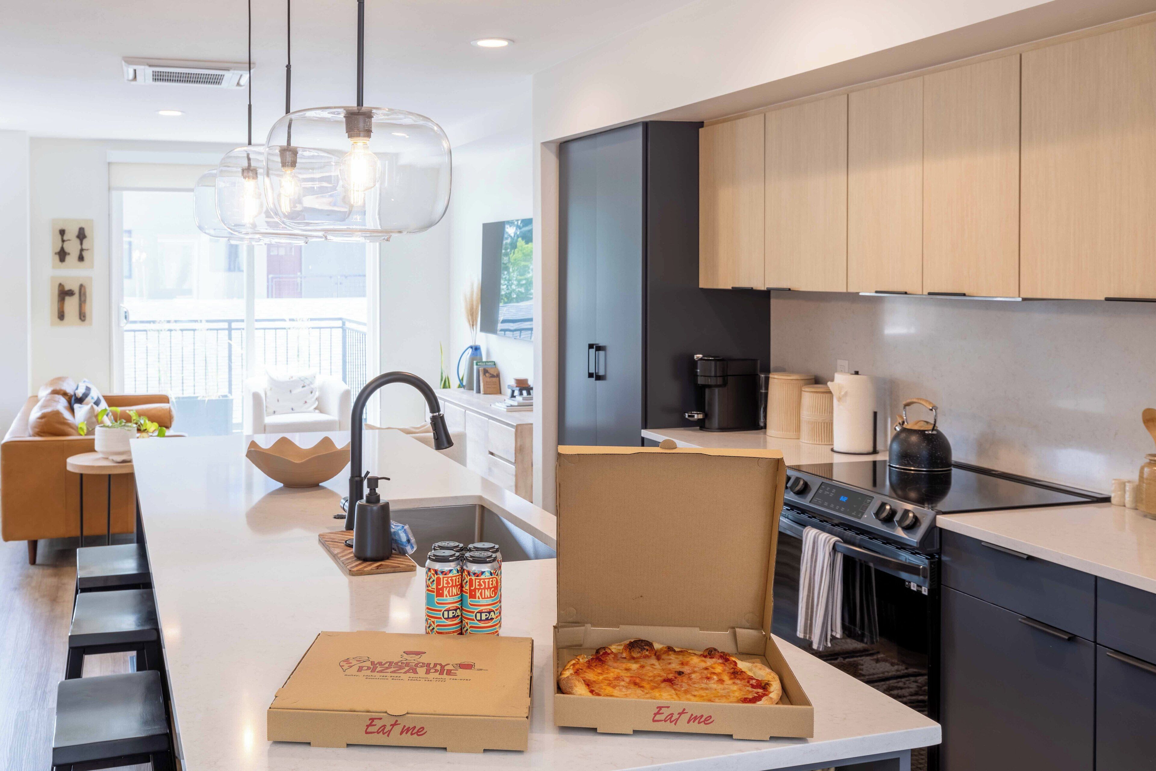 Frigorifero, microonde, forno, piano cottura