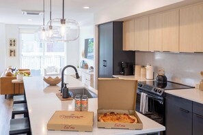 Réfrigérateur, micro-ondes, four, plaque de cuisson