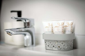 Shower, free toiletries, hair dryer, towels - Mola Apartments-Wetter/ 5 P/Parking/Terrasse/Grill (Wetter (Ruhr))