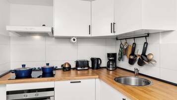 Een koelkast, een microgolfoven, een oven, een kookplaat