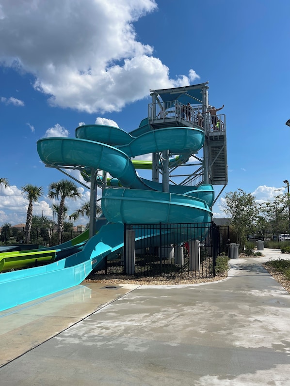 Un parc aquatique doté de nombreux toboggans et d’une plateforme d’observation.