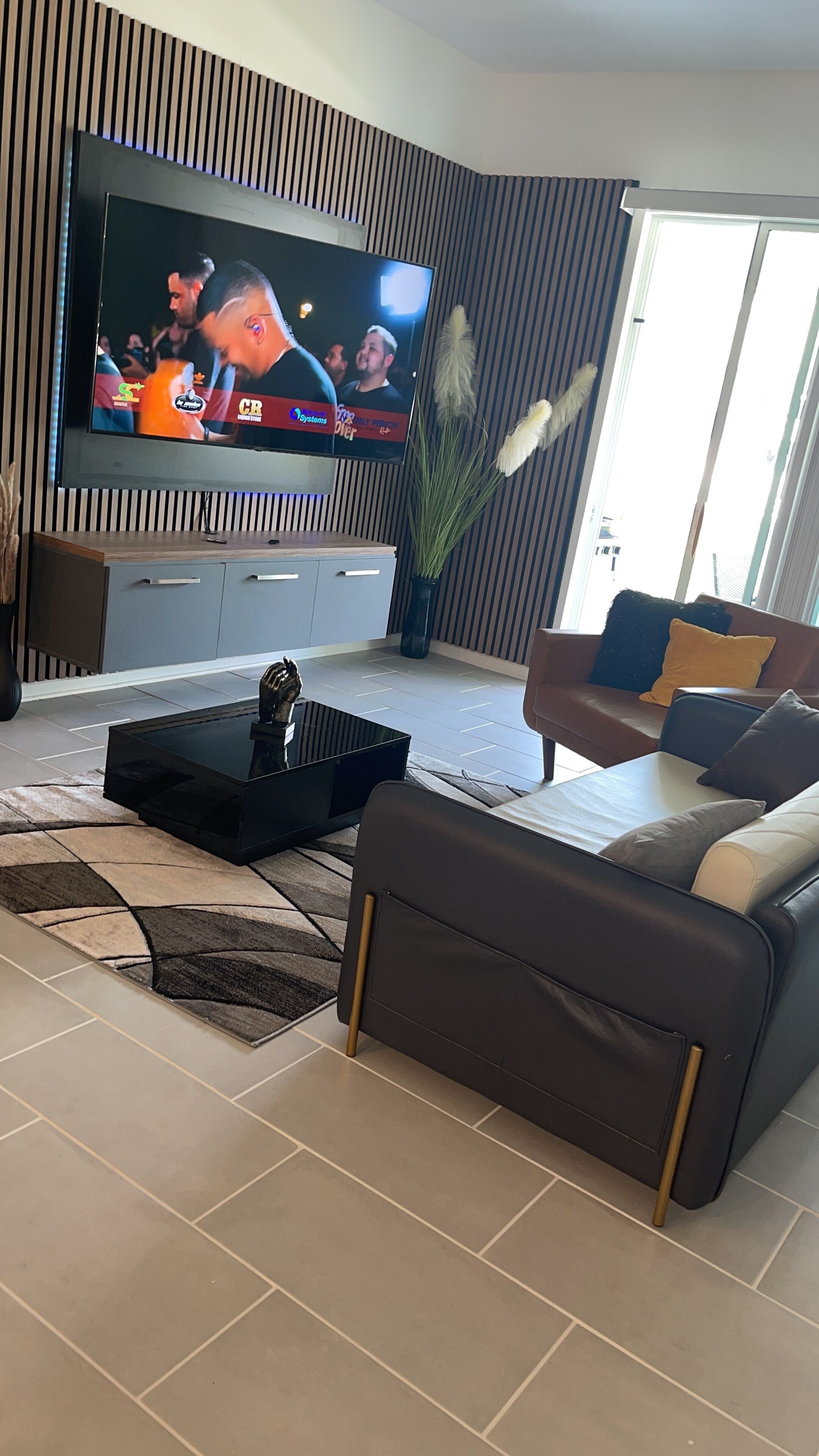 TV connectée, cheminée, baby-foot, chaîne hi-fi