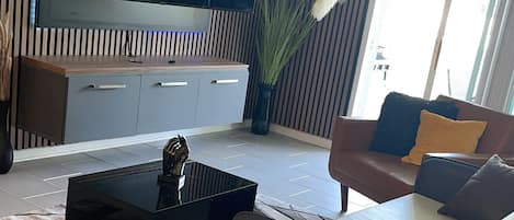 Smart TV, caminetto, tavolo da calcetto, impianto stereo