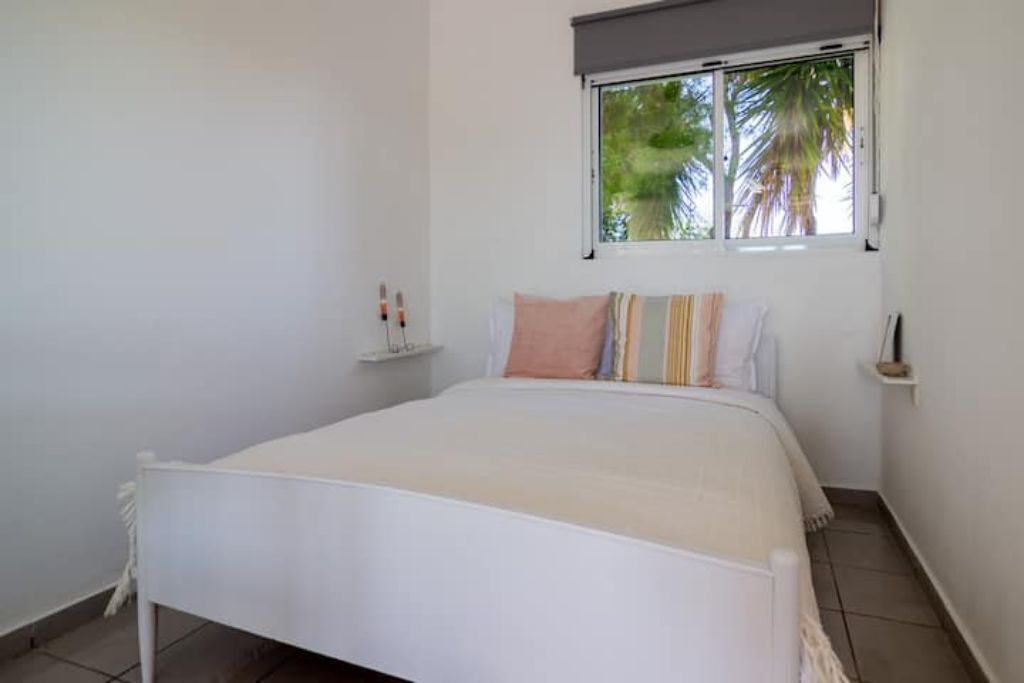 1 habitación, tabla de planchar con plancha y cuna de viaje 