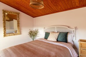3 habitaciones, tabla de planchar con plancha y cuna de viaje 