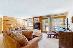 Televisión, chimenea, reproductor de DVD y videoteca 