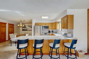 Fridge, microwave, oven, stovetop - Rustic ski-in condo with fireplace, balcony, hot tub & gym (Breckenridge)