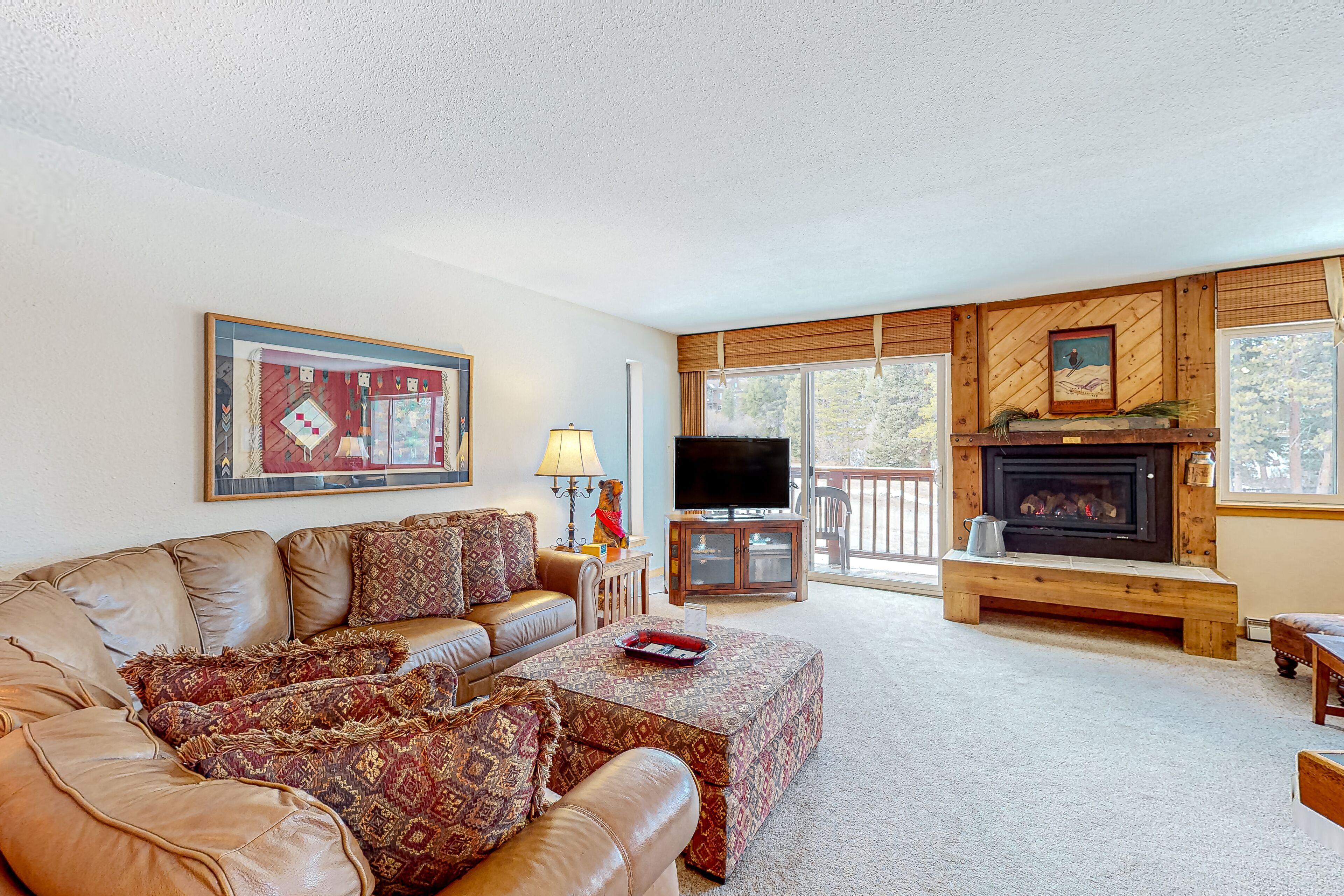 Cute ski-in/out condo with hot tubs, pool, gym, firepit, balcony, & fireplace