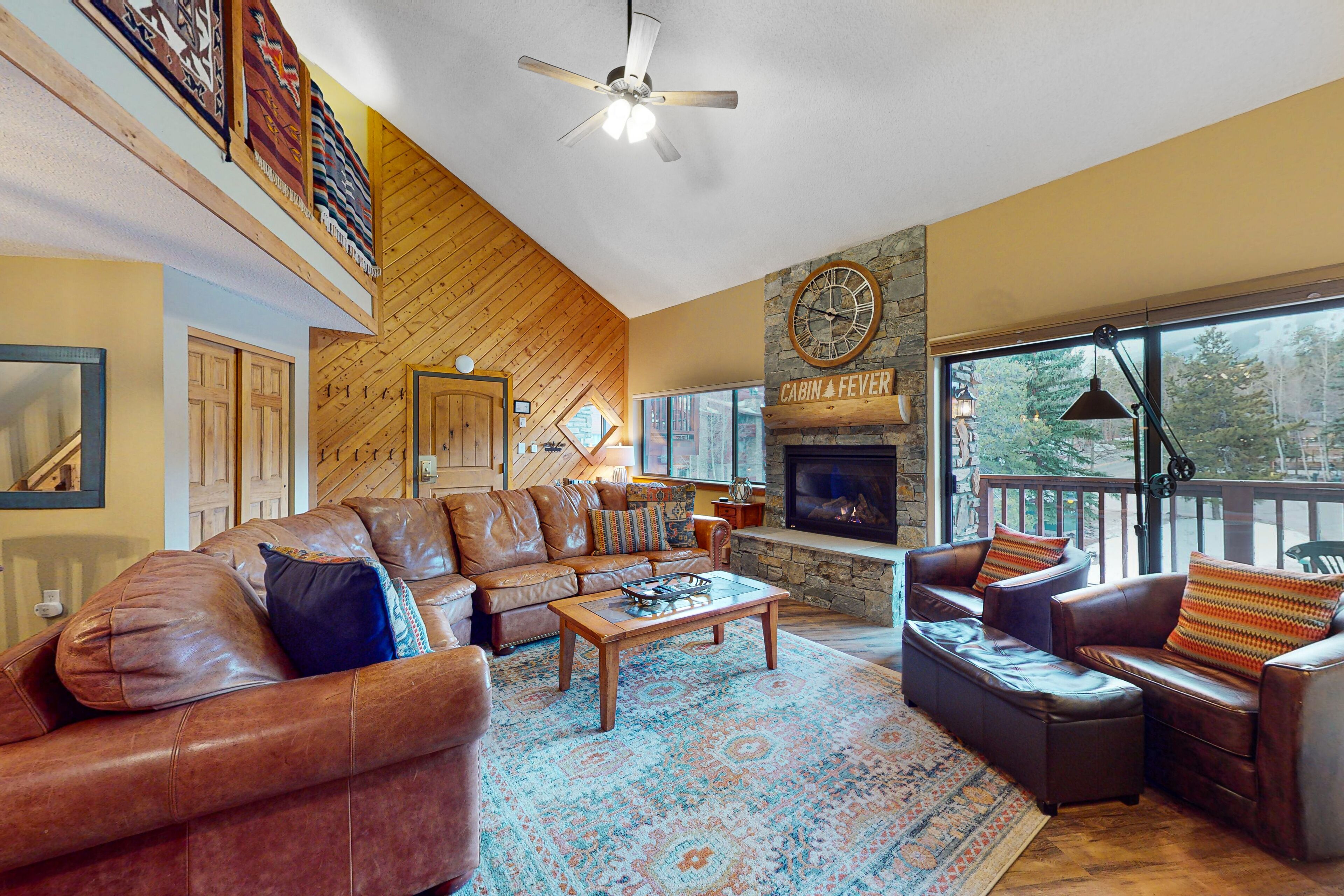 Cozy 3rd-floor condo with hot tubs, heated pool, fireplace, balcony, gym, & views