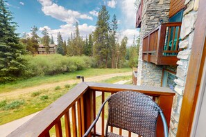 Property grounds - Sunny ski-in condo with hot tubs, balcony, fireplace, & gym (Breckenridge)