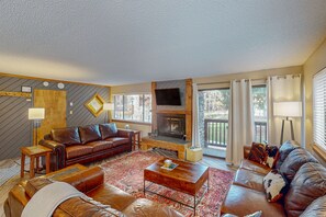 TV, lareira, DVD player, videoteca