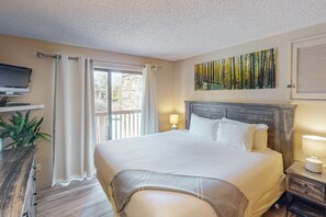 2 bedrooms, Internet, bed sheets - Stylish 1st-floor ski-in w/hot tubs, fireplace, & unbeatable Breck location (Breckenridge)