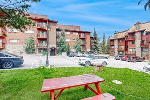 Exterior - Stylish 1st-floor ski-in w/hot tubs, fireplace, & unbeatable Breck location (Breckenridge)