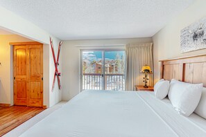 2 bedrooms, iron/ironing board, Internet, bed sheets - Updated ski-in condo with hot tubs, fireplace, gym & views (Breckenridge)