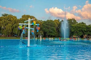 A swimming pool with a water play structure and a fountain. - Falcon Cottages (Niagara-on-the-Lake)