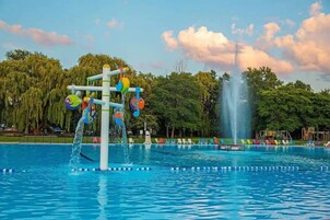 Una piscina al aire libre de temporada