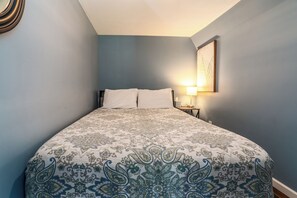 1 bedroom, desk, iron/ironing board, free WiFi - Cabin w/ Boat Parking Near Lake of Egypt (Creal Springs)