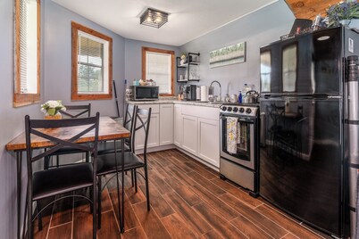 Tiny Cabin, Big Charm – next to Lake of Egypt