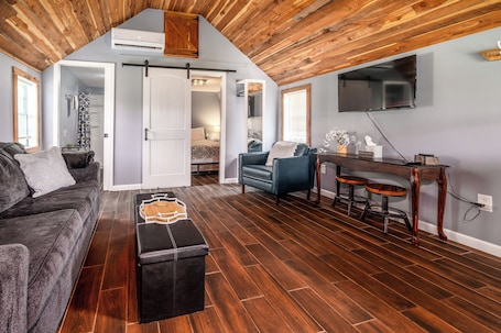 Smart TV. Firepit, Boat Parking & Giant Tulip Poplar Tree