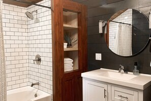 Shower, hair dryer, towels - Group Getaway • 3 Modern Cabins by Lake of Egypt (Marion)