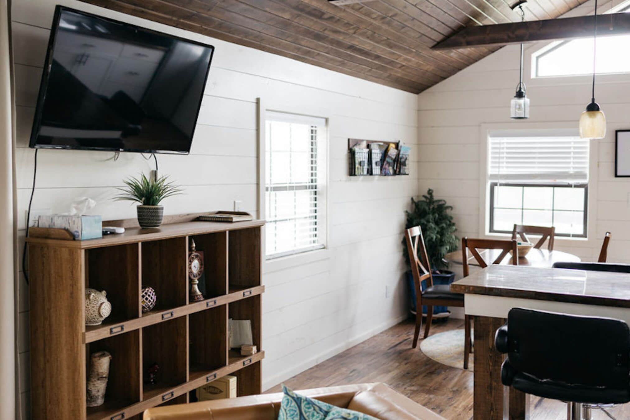 TV connectée, cheminée, Netflix, livres