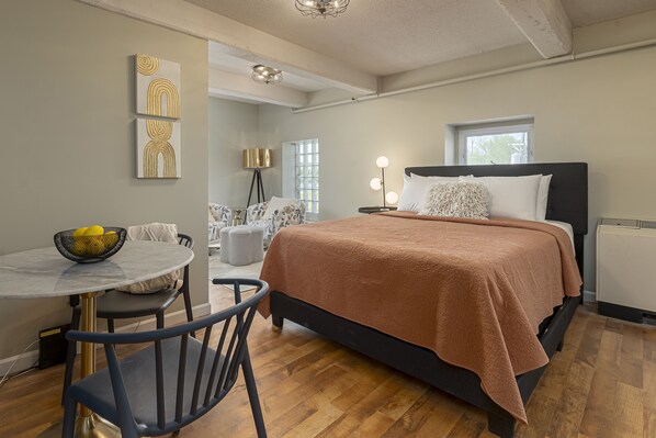 1 sovrum, skrivbord, strykjärn/strykbräda och gratis wi-fi