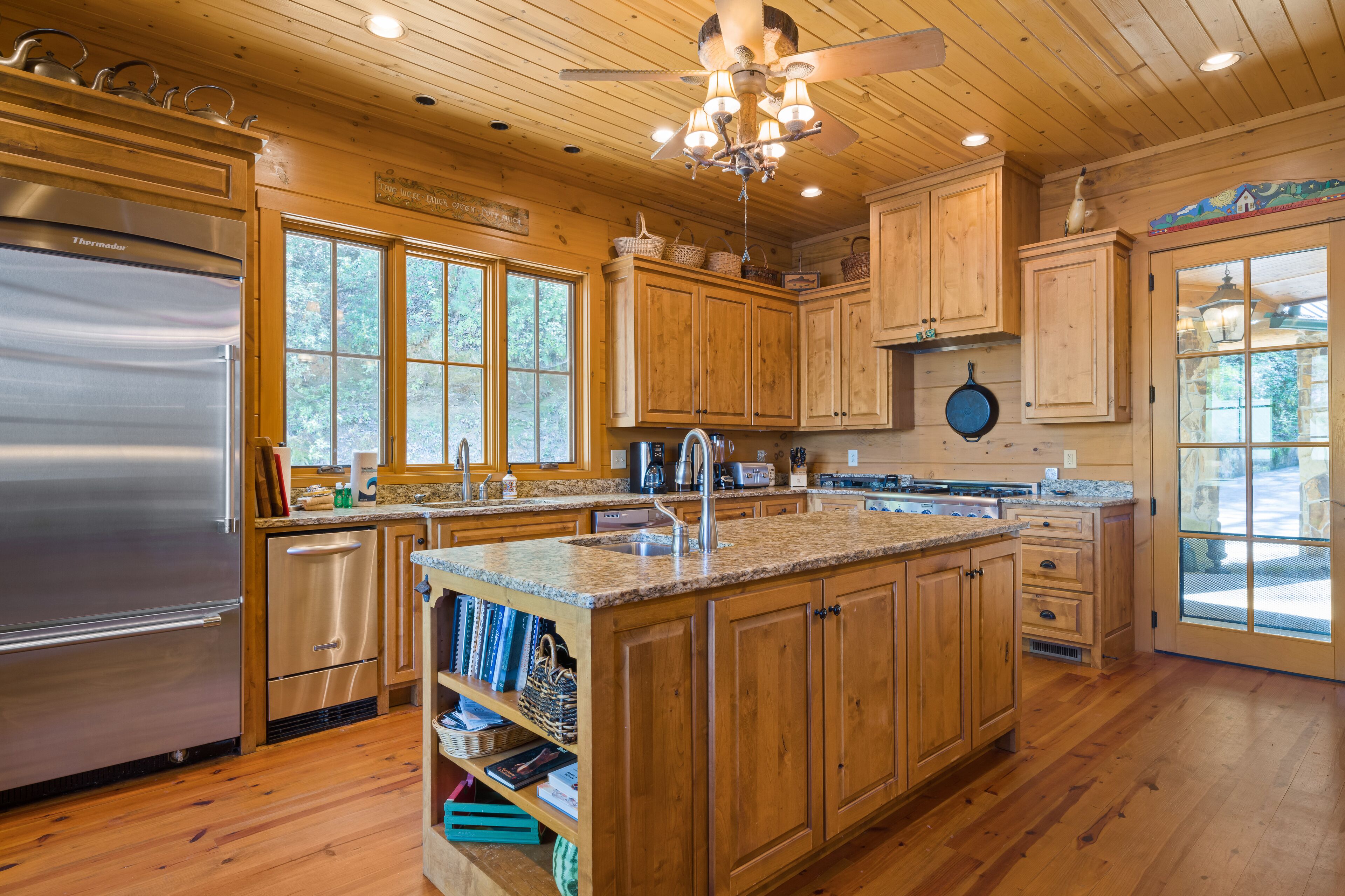 Dog-friendly lakefront cabin with private swimming cove, fireplace, kayaks & lanai