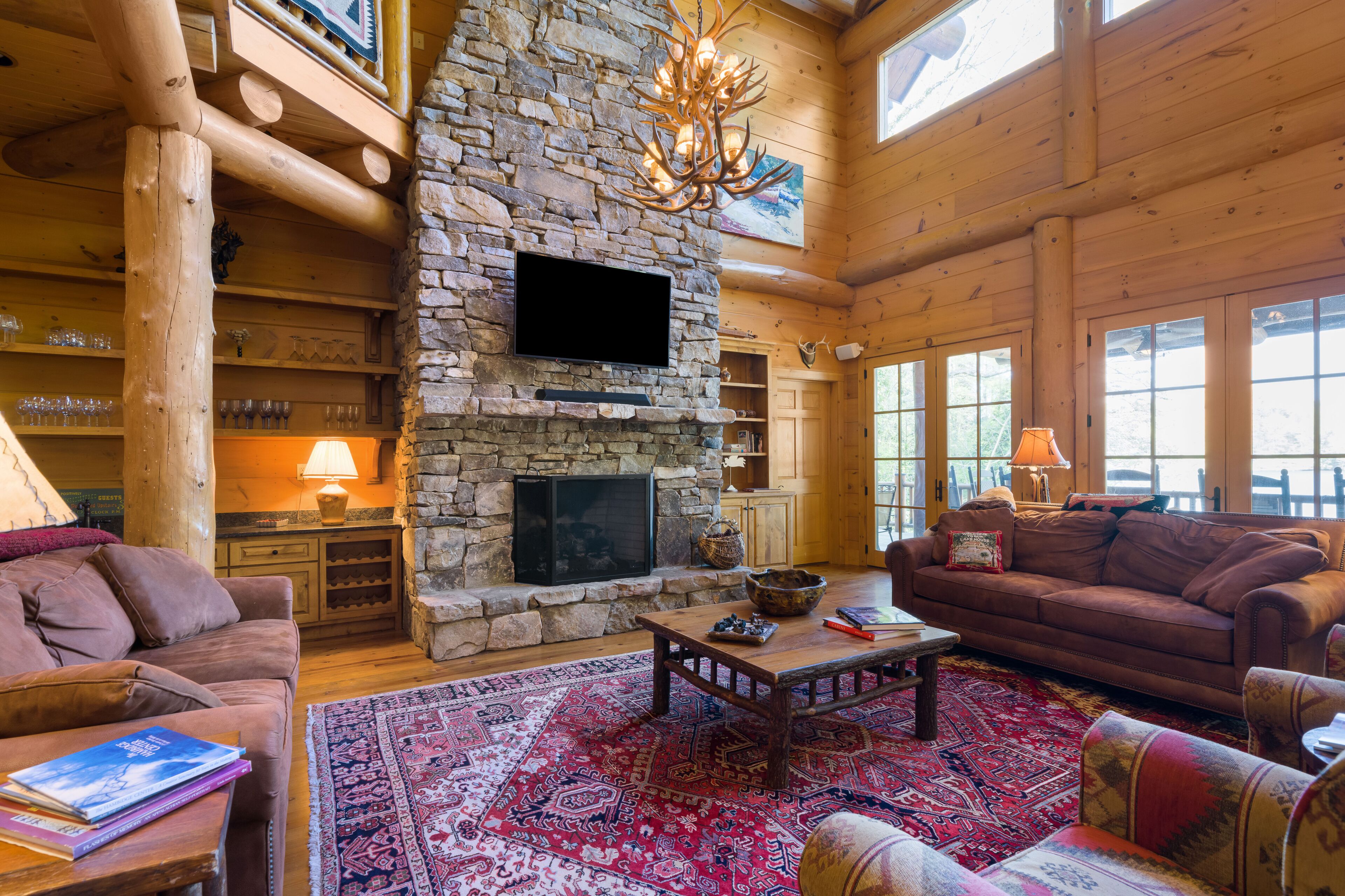 Dog-friendly lakefront cabin with private swimming cove, fireplace, kayaks & lanai