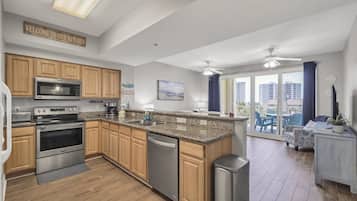 Frigorifero, microonde, forno, piano cottura